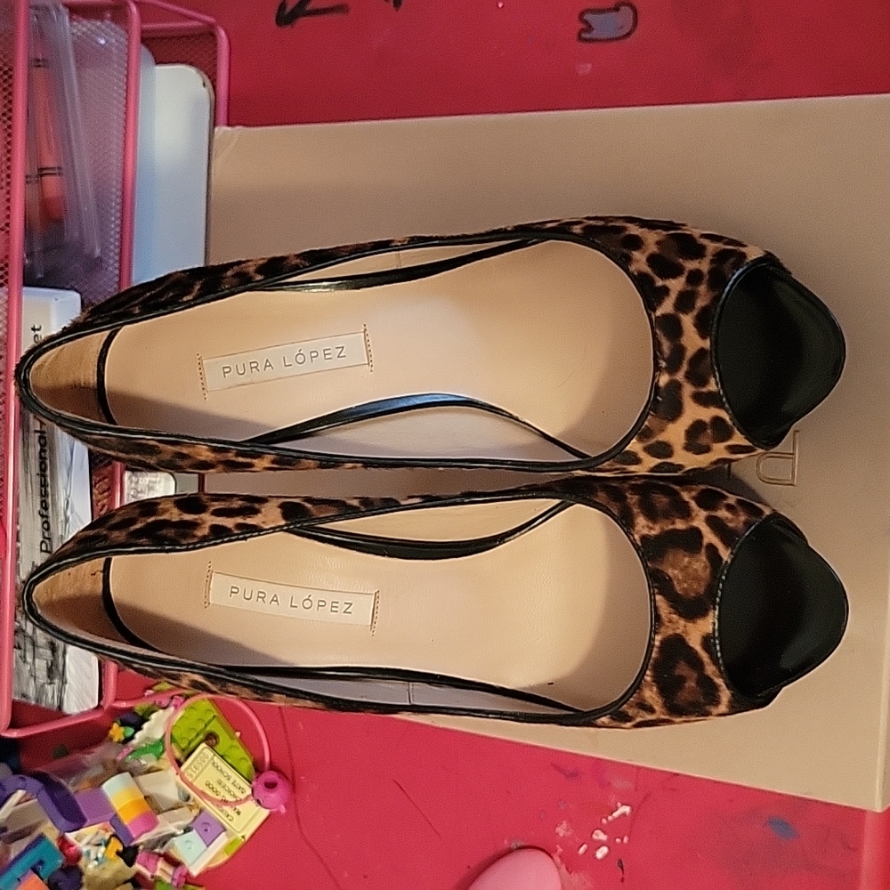 PURA LOPEZ LEOPARD PEEP TOE PUMP SIZE 40. RUN NARROW!!!